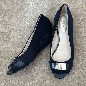 NEW- Alfani Step N Flex Navy Peep Toe Wedges with Silver Accent size 6.5